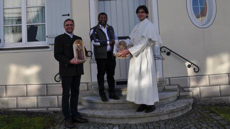 Unser Bild zeigt (von links) Pfarrer Thomas Brom, 
Pater Jaimon Thandapilly und Frater Franziskus Schuler vom Kloster Roggenburg.