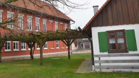 Der Obst- und Gartenbauverein Unterroth möchte an seinem Häuschen in der Dorfmitte (rechts im Bild) einen Backofen in klassischer Bauweise errichten. Dieser könnte auch bei den Dorffesten zum Einsatz kommen.  	