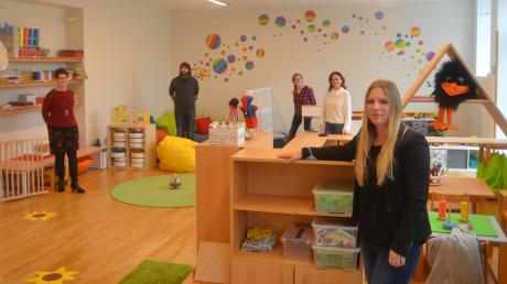 Melanie Müller, Geschäftsleiterin der Stadt Weißenhorn (vorne), und das Kita-Team schauen sich die neue Kinderkrippe in Bubenhausen an.  	