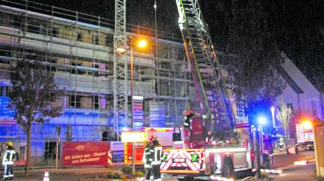 Die Feuerwehr Vöhringen setzte beim Einsatz auf der Baustelle der VR-Bank am Sonntagabend auch eine Drehleiter ein, um das Umfeld auszuleuchten.  	
