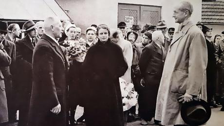 Der Osterberger Bürgermeister Keppeler (links) empfängt Johann-Erasmus von Malsen-Ponickau nach dessen Haft am 10. Dezember 1953.  	