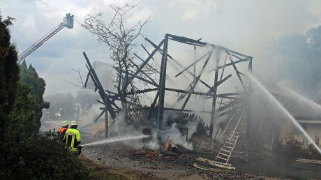 Bei dem Feuer in Klosterbeuren ist ein hoher Schaden entstanden. Rund 200 Feuerwehrleute waren im Einsatz. 