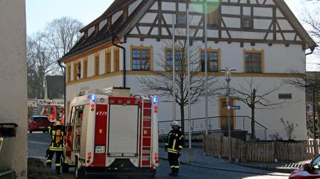 Feuer ist am Samstag im Rössle-Gebäude in Babenhausen ausgebrochen. Brandursache war vermutlich ein technischer Defekt an einem Kühlschrank im Keller. 