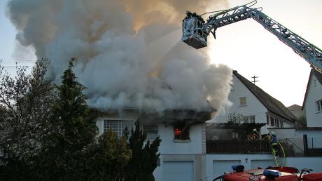 Feuerwehrleute aus Illertissen bekämpften den Brand in Regglisweiler von der Drehleiter aus.