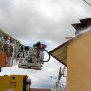 In Unterroth brennt am Sonntagmittag der Fehlboden zwischen Dachgeschoss und erstem Stock eines Wohnhauses. 75 Feuerwehrleute rücken an, um den Brand unter Kontrolle zu bringen.