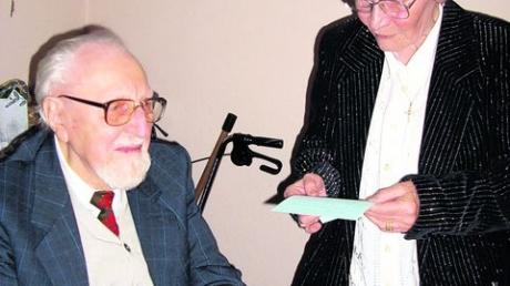 Max Weinhart, von 1946 bis 1947 Bürgermeister in Illertissen, nimmt Geburtstagsglückwünsche von Rose Tomici entgegen. Foto: zg