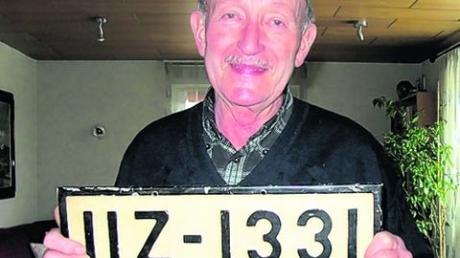 Das gibt es noch: Edgar Keßlinger (72) mit dem Nummernschild des ersten Schulfahrzeuges.