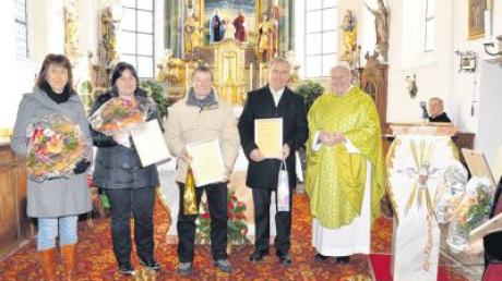 Das Foto zeigt (von links) vor dem Altar die ausscheidenden Pfarrgemeinderatsmitglieder Karina Zint, Ursula Weber, Hubert Merk und Alois Maier mit Pfarrer Joachim Dosch.  