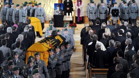 Mit einer Trauerfeier in Regen wurde der drei in Afghanistan getöteten Bundeswehrsoldaten gedacht.