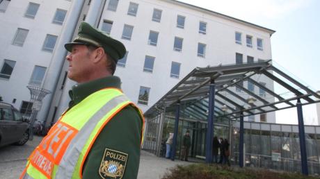 Ein Polizist steht vor dem Krankenhaus in Weilheim. Am Vormittag wurde in dem Krankenhaus eine Ärztin von einem ehemaligen Patienten erstochen.