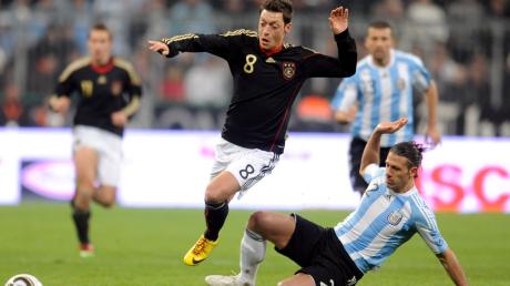 Martin Demichelis hatte zuletzt bei der WM mit Argentinien das Nachsehen gegen Mesut Özil. Nun treffen die beiden in der Primera Division aufeinander.