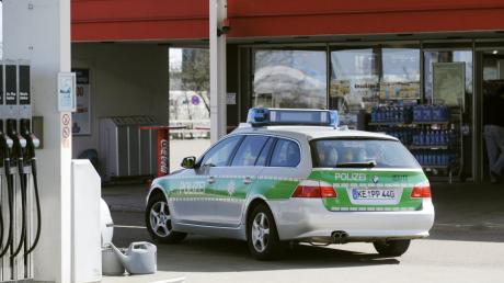 An der Raststätte Leipheim an der A8 zwischen Ulm und Augsburg, wurde am Montagvormittag ein Mann während einer Schießerei verletzt. Die Polizei fahndete nach dem flüchtigen Täter.