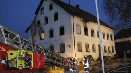 Beim Brand eines Bauernhauses in Adelzhausen ist in der Nacht auf Dienstag ein Schaden von rund 100.000 Euro entstanden. Etwa 80 Einsatzkräfte verschiedener Feuerwehren waren vor Ort.