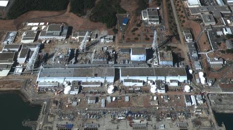 Zerstörte Reaktorgebäude im Kernkraftwerk Fukushim in Japan