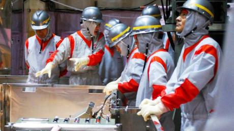 Rückblick ins Jahr 2010: Arbeiter beim Reaktor 3 im Kernkraftwerk Fukushima (Archivfoto vom 21. August 2010)