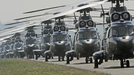 Ein Hubschrauber vom Typ "Super Puma" musste in Augsburg einen ungeplanten Stopp einlegen. dpa
