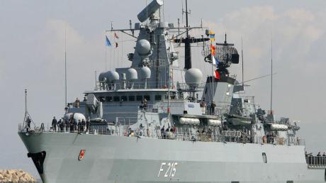 Die deutsche Fregatte "Brandenburg" im Hafen von Beirut: Nach dem Eingreifen der Nato in den Libyen-Konflikt hat die Bundesregierung alle deutschen Kräften aus den Bündnisoperationen im Mittelmeer zurückgezogen. dpa