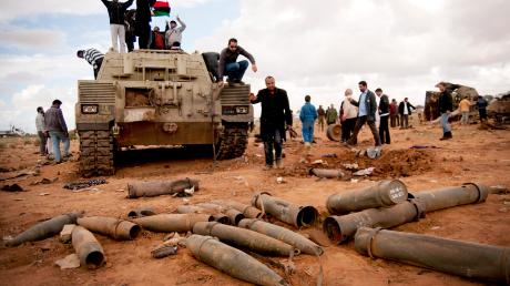 Libysche Rebellen nach einem Luftangriff französischer Truppen auf die Armee vor der libyschen Stadt Bengasi.