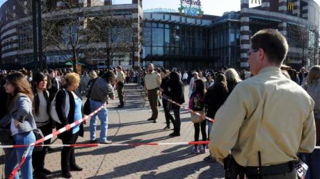 Polizisten stehen am Sonntag (27.03.11) in Oberhausen vor dem Einkaufszentrum "CentrO", in dem bei einer Massenpanik während einer Autogrammstunde der Kandidaten aus der RTL-Castingshow "Deutschland sucht den Superstar" ("DSDS") mehr als 60 Personen verletzt wurden.