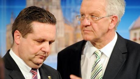 Winfried Kretschmann (r) von Bündnis 90/Die Grünen könnte Amtsinhaber Stefan Mappus (CDU) als baden-württembergischer Ministerpräsident beerben. dpa