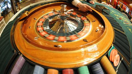 Die bayerischen Spielbanken haben ein Problem, sie rutschen immer weiter ins Defizit. 150 Stellen an und um die Roulettetische stehen auf der Kippe. Ein neuer Glücksspiel-Staatsvertrag soll auch eine Lockerung der Auflagen für staatliche Anbieter mit sich bringen. 