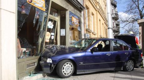 Ein Pkw steht am Sonntag (03.04.11) in Augsburg in der zerstörten Fassade eines Bäckers. Der BMW kam von der Volkhartstrasse ab, fuhr über den Gehweg und kam erst im Bäckerei-Schaufenster zum Stehen. Der Fahrer wurde nicht verletzt. 
Foto: Feuerwehr 