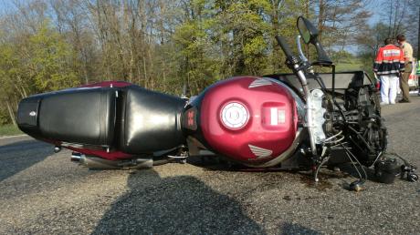 Tödliches Attentat: Am 17. April war ein 37-jähriger Motorradfahrer bei Rettenbach im Unterallgäu auf einer absichtlich ausgebrachten Ölspur ausgerutscht und tödlich verunglückt.