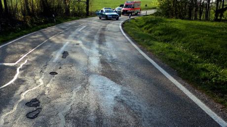 Auf einem Ölfleck auf der Staatsstrasse zwischen Markt Rettenbach und Ottobeuren ist am Sonntag ein 37-jähriger Motorradfahrer ausgerutscht, der in Folge die Kontrolle über sein Motorrad verlor und bei dem Verkehrsunfall tödlich verunglückte.