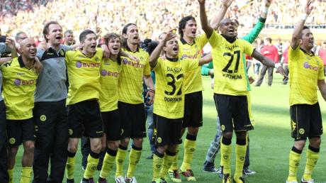 Die Dortmunder Mannschaft feiert den Sieg und die Deutsche Fußball-Meisterschaft.