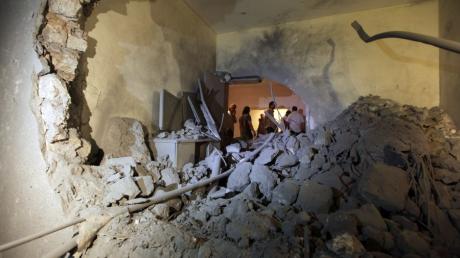 Die libysche Regierung lässt Journalisten ein zerstörtes Haus zeigen, in dem der jüngste Sohn und drei Enkel von Muammar al-Gaddafi bei einem Nato-Angriff ums Leben gekommen sein sollen.
