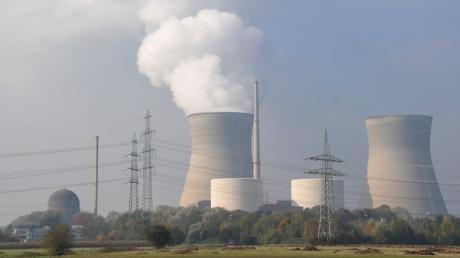 Kernkraftwerk Gundremmingen läuft zur Zeit die Revision,  darum dampft ein Kühlturm nicht
