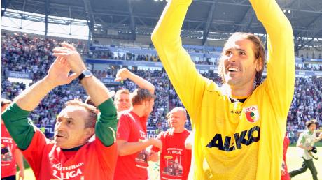 Der Schriftzug von Hauptsponsor AL-KO ziert die Trikots des Aufsteigers FC Augsburg.