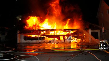 Ein Feuer hat einen Drogeriemarkt in Neu-Ulm völlig zerstört.