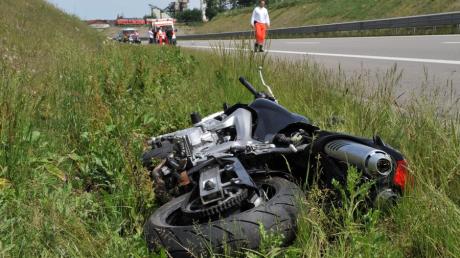 Motorradfahrer gerät auf B17 in Leitplanke und stürzt tödlich.