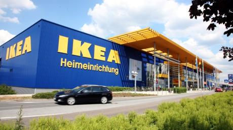 In dieser Filiale des Ikea-Einrichtungshauses in Dresden (Sachsen)  war im Juni ein Sprengsatz detoniert. Wie ein Polizeisprecher mitteilte, erlitten dabei zwei Menschen ein Knalltrauma. Die Explosion beschädigte den Fußboden und Ausstellungsstücke in der Küchenabteilung.