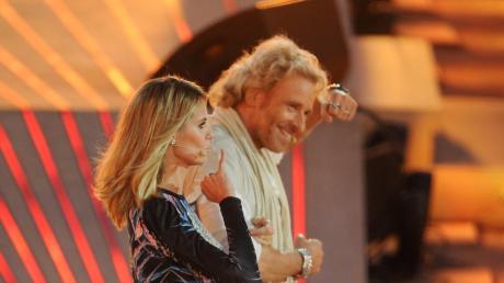 Moderator Thomas Gottschalk und Model Heidi Klum stehen am Samstag  in der ZDF-Sendung "Wetten, dass..?" in der Stierkampfarena "Coliseo Balear" in Palma de Mallorca auf der Mittelmeerinsel Mallorca. 
