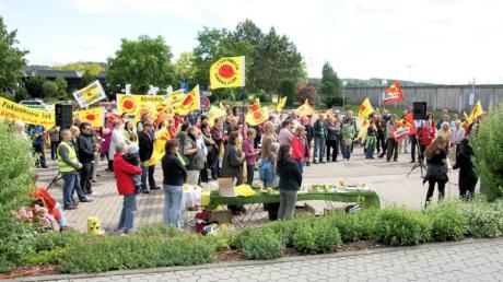Etwa 150 AKW-Gegner versammelten sich gestern vor dem Tor des  Atomkraftwerks Gundremmingen und forderten die schnellstmögliche Abschaltung der beiden Reaktoren.