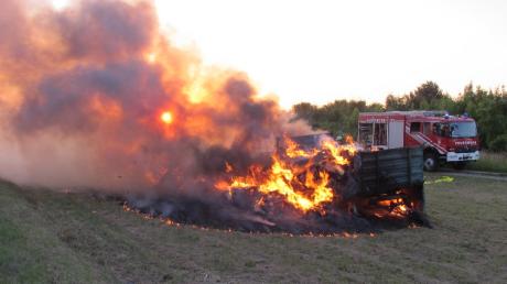 Zwie Anhänger mit Heuballen brannten völlig aus. Die Feuerwehren aus Graben, Untermeitingen und die Flughafenfeuerwehr Lechfeld mussten den Brand löschen. 