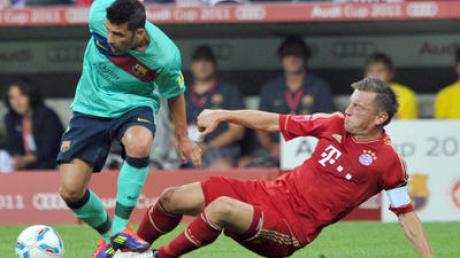 Bayerns Ivica Olic (r) im Zweikampf mit Barcelonas David Villa