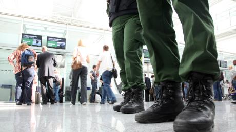 Am Flughafen München will der Bayerische Flüchtlingsrat am Samstag demonstrieren.