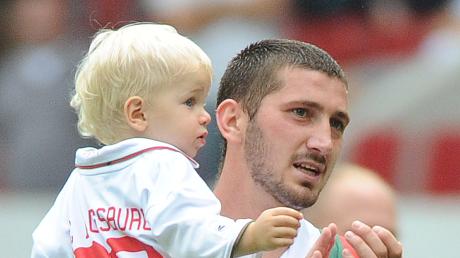 Sascha Mölders nach dem Unentschieden gegen Freiburg mit Sohn Lio. 