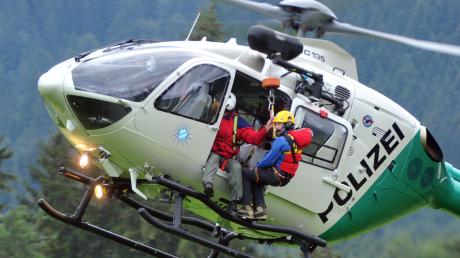 Beim Seilbahn-Unfall am Tegelberg im Allgäu mussten am Freitag und am Samstag rund 50 Menschen mit Hubschrauber aus zwei festsitzenden Gondeln befreit werden.