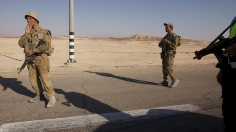 Nach den Terroranschlägen sichern israelische Sicherheitskräfte die Hauptstraße nach Eilat.