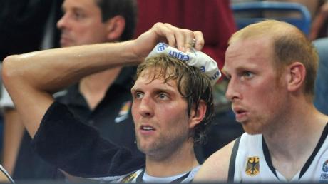 Deutschlands Dirk Nowitzki (l.) und Chris Kaman sitzen auf der Bank beim Supercupb in Bamberg.