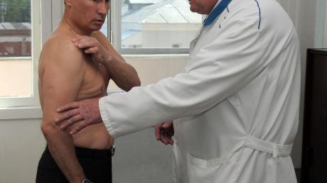 Putin nach Judo-Verletzung oben ohne beim Arzt.