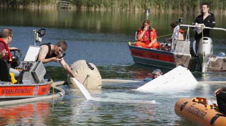 Ein Leichtflugzeug ist am Samstagmittag in einen Badesee bei Sinningen (Landkreis Biberach) abgestürzt. Die zwei Insassen wurden schwer verletzt.