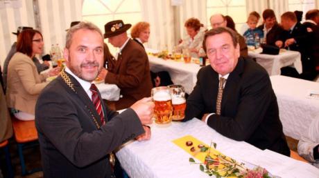 Alt-Kanzler Gerhard Schröder ganz bürgernah beim Besuch in Tagmersheim. 