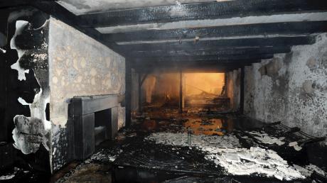 Das Wohnzimmer von Brenos Anwesen ist total ausgebrannt. Die Polizei sucht noch nach dem Brandherd. 