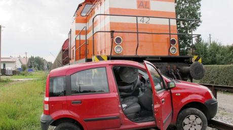 Eine Autofahrerin kollidierte am unbeschrankten Bahnübergang im Unterdießener Gewerbegebiet mit einem Zug der Augsburger Lokalbahn, blieb aber weitgehend unverletzt.