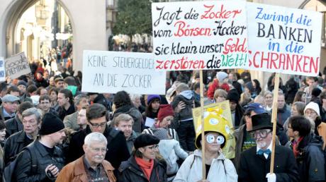 In vielen deutschen Städten haben am Samstag Menschen gegen die Ungerechtigkeit des Finanzsystems protestiert.